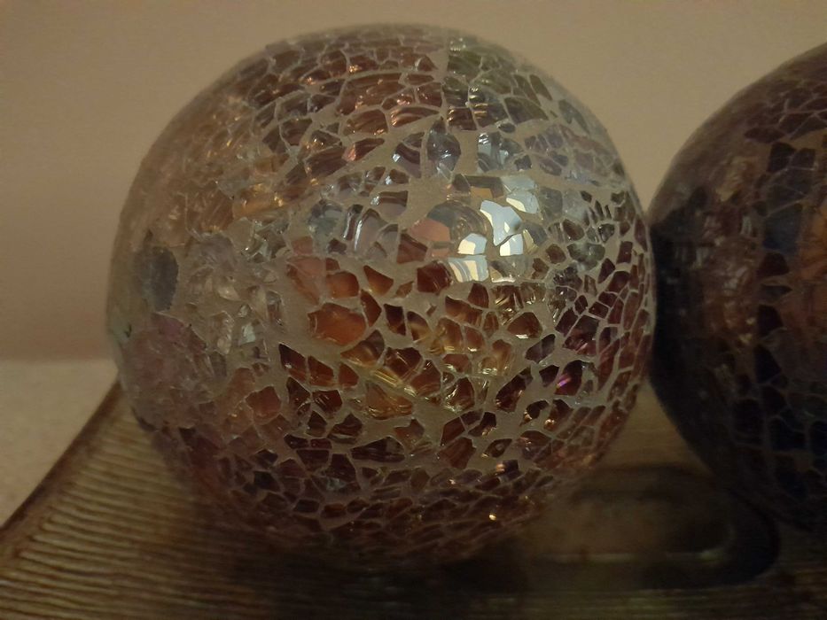 Bandeja com bolas decorativas em vidro