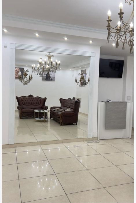 Помещение !! Красная линия !! Вывеска, Витрина