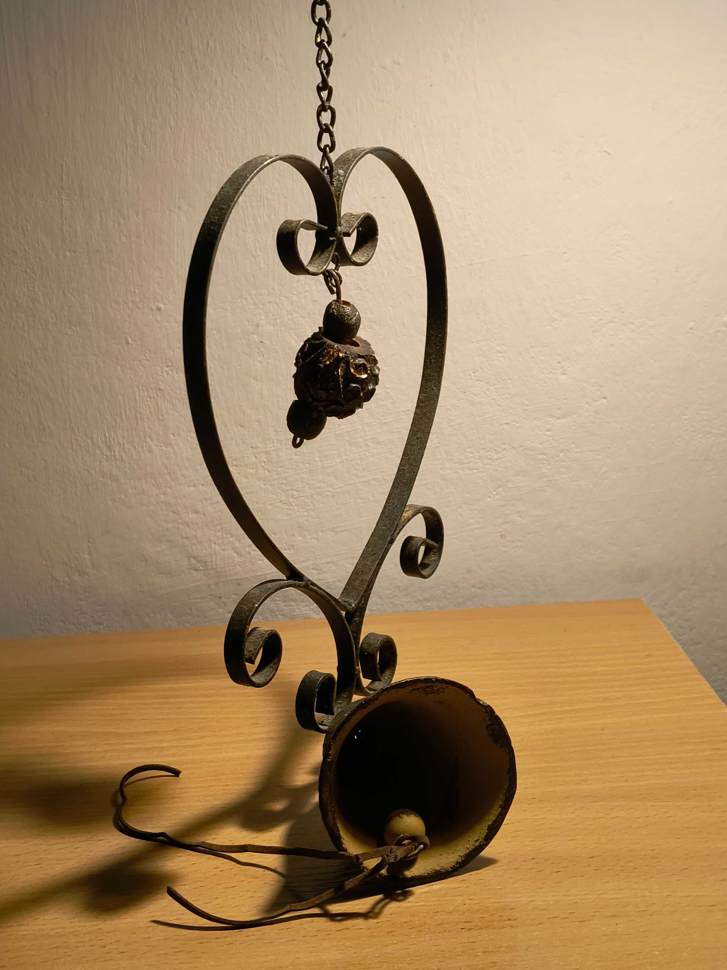 stary dzwonek przy drzwiach