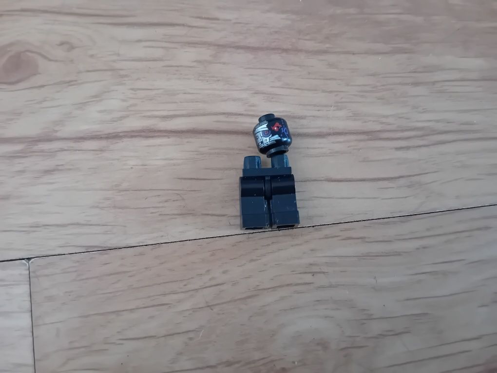Głowa i spodnie nindroida z lego ninjago