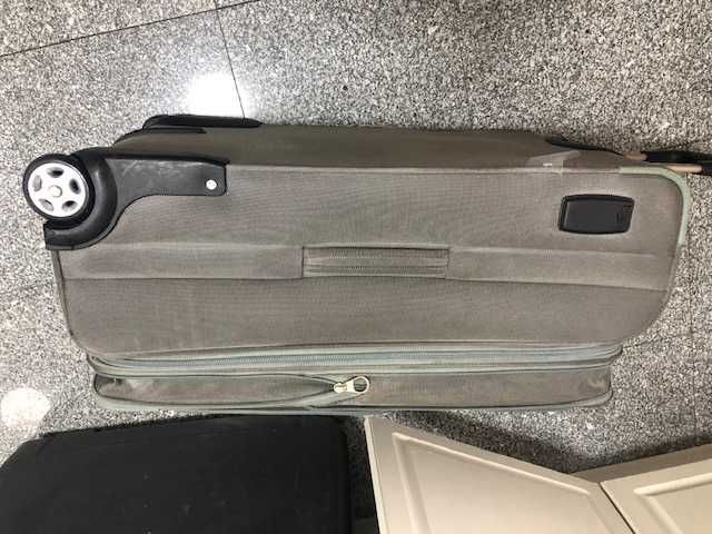 Mala viagem grande da marca LYS, em polyester cinzenta