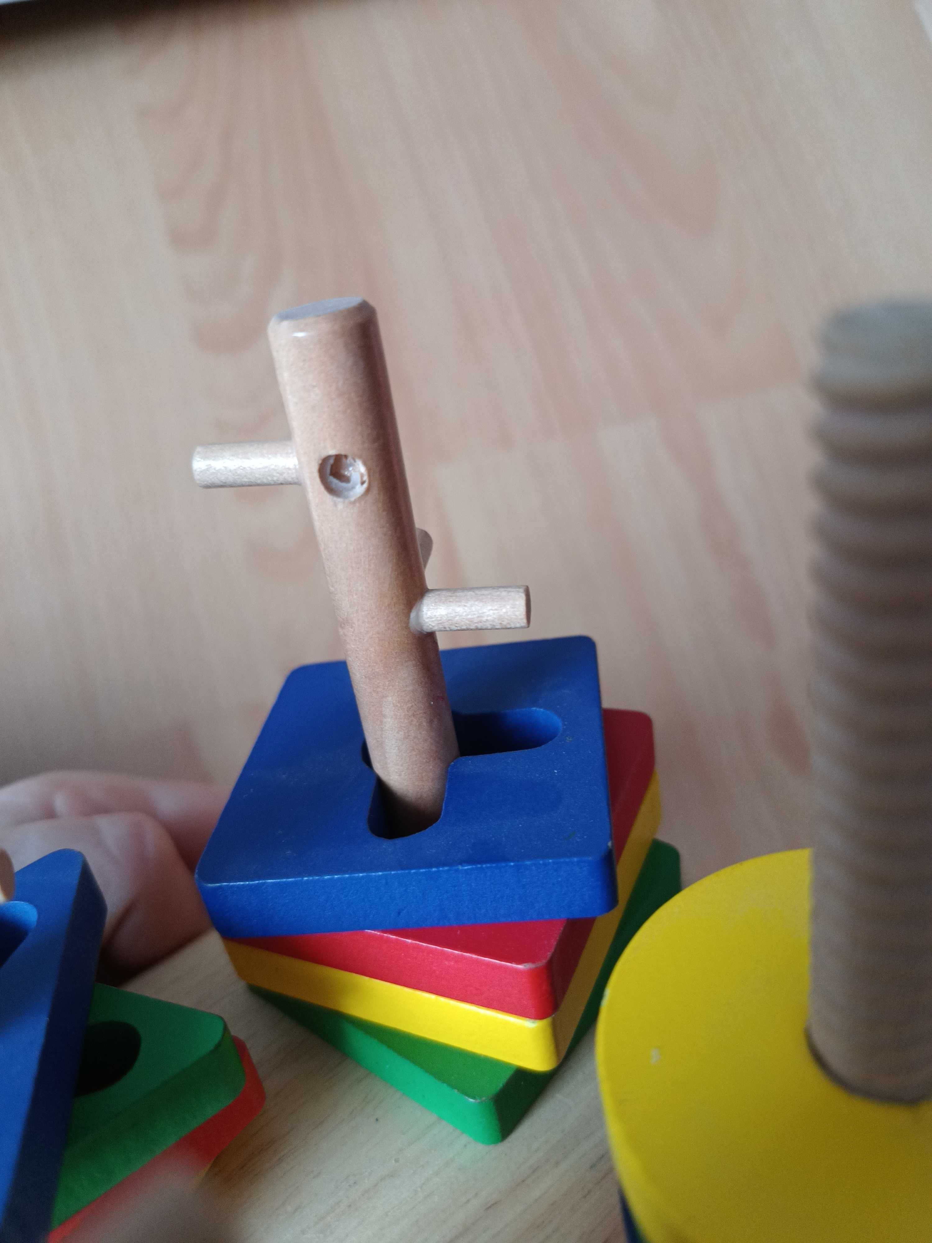 Cztery piramidy Smily Play zabawka manipulacyjna drewniana układanka