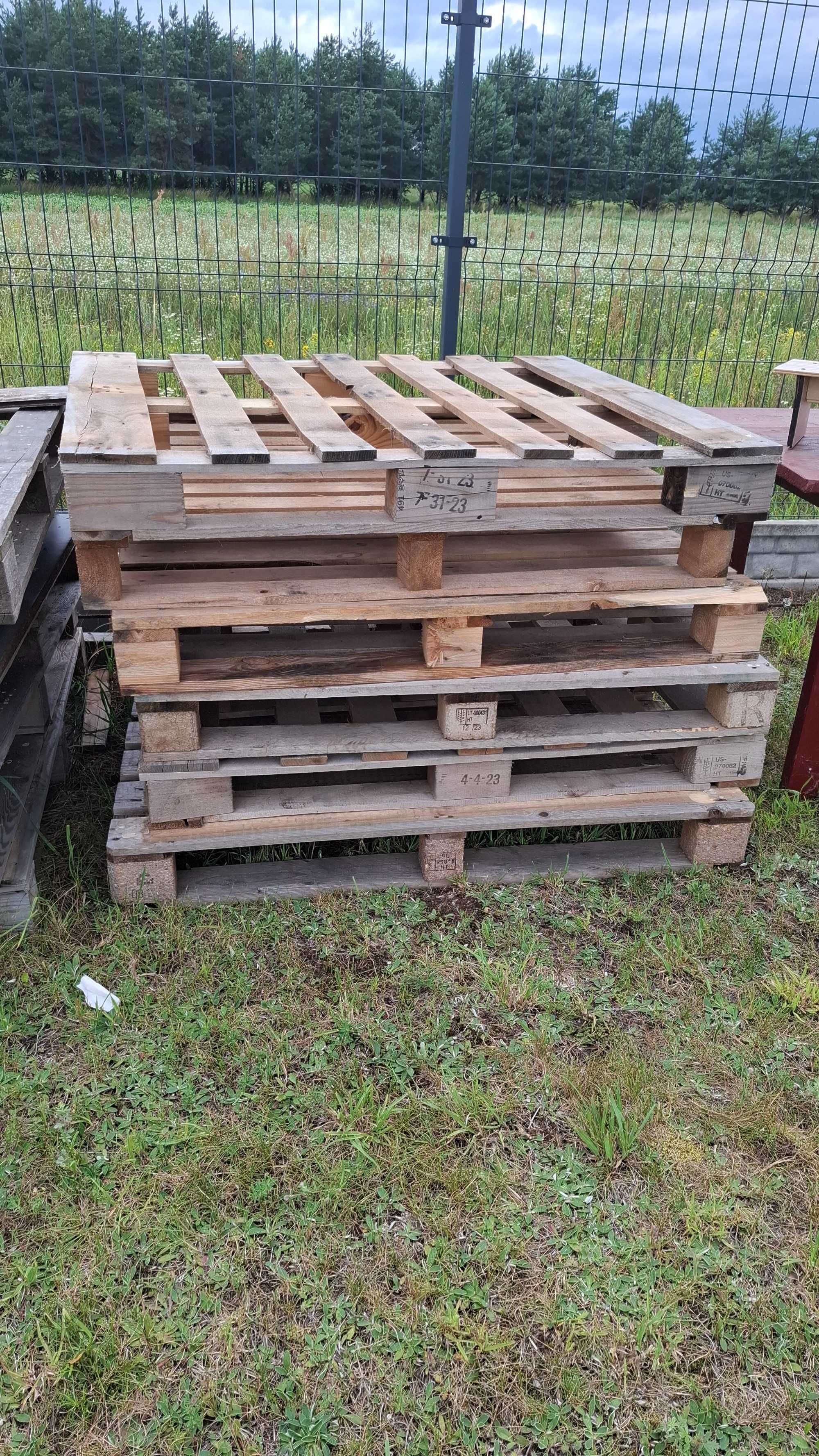 11 palet plus drewniany stół