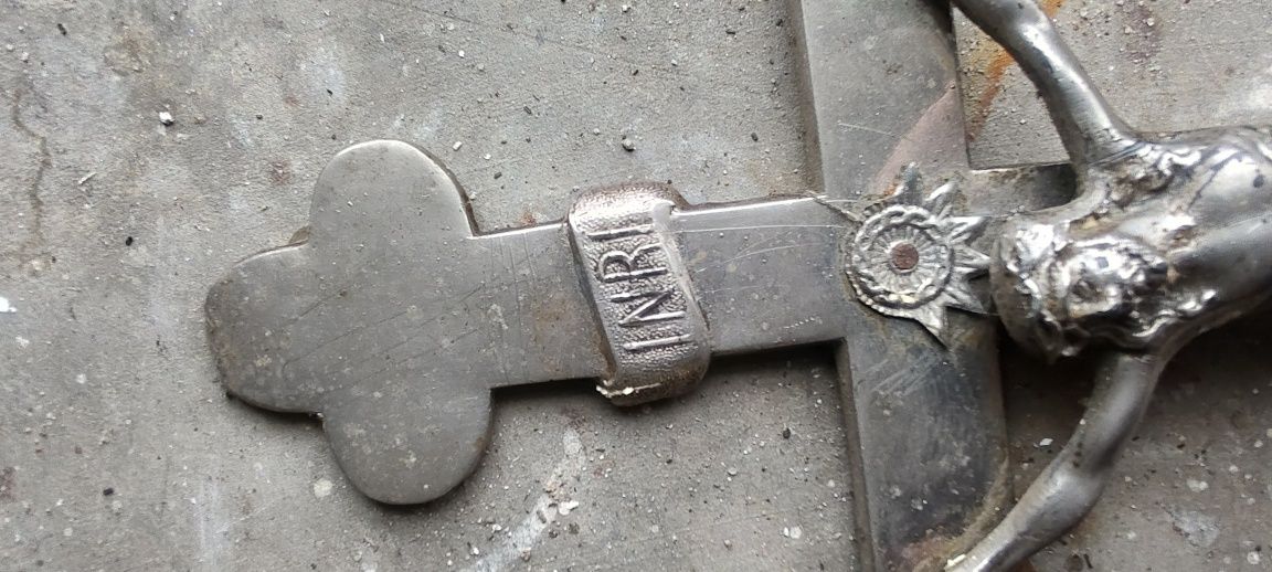 Krzyż stojący, krucyfiks z Jezusem. Stara figura z rozbiórki. PRL