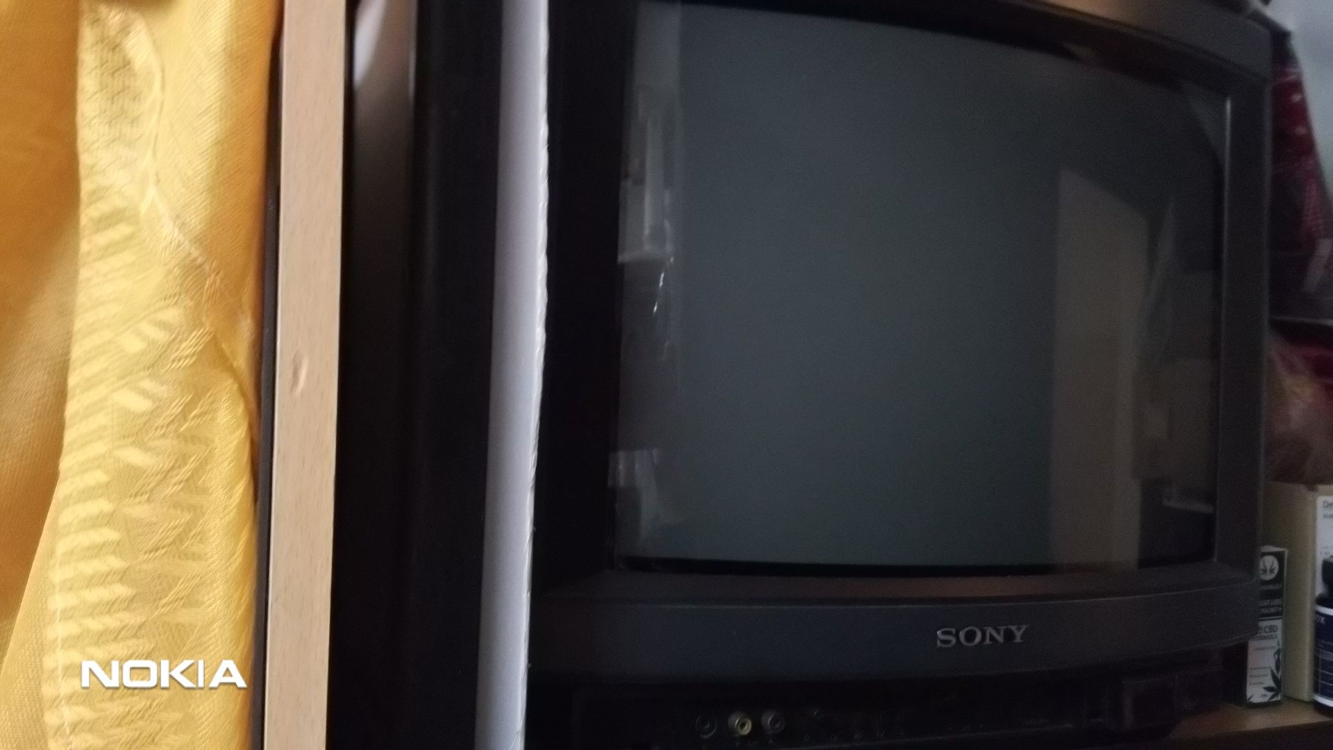 Uchwyt ścienny na telewizor, klamki