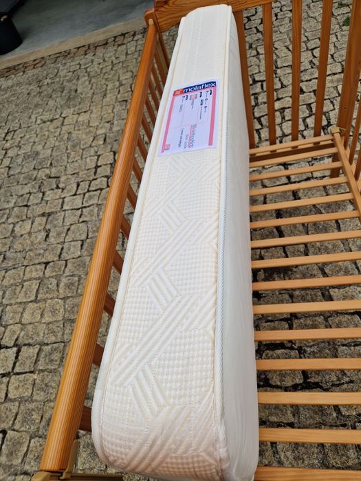 Cama de madeira bebé