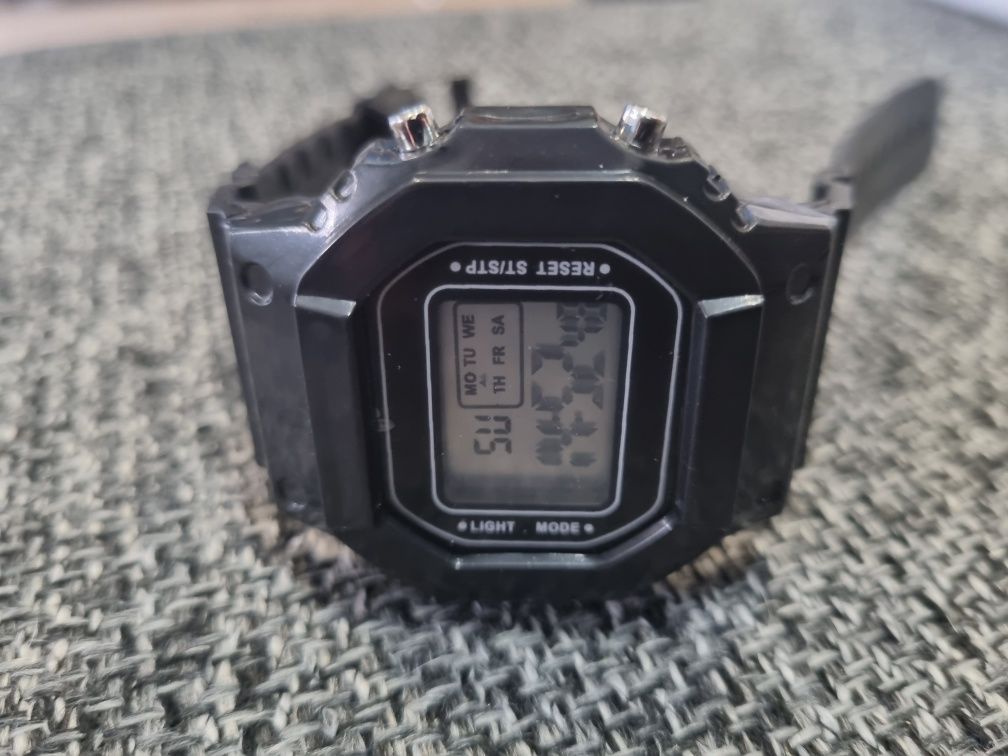 Nowy zegarek elektroniczny retro z lat 80-tych