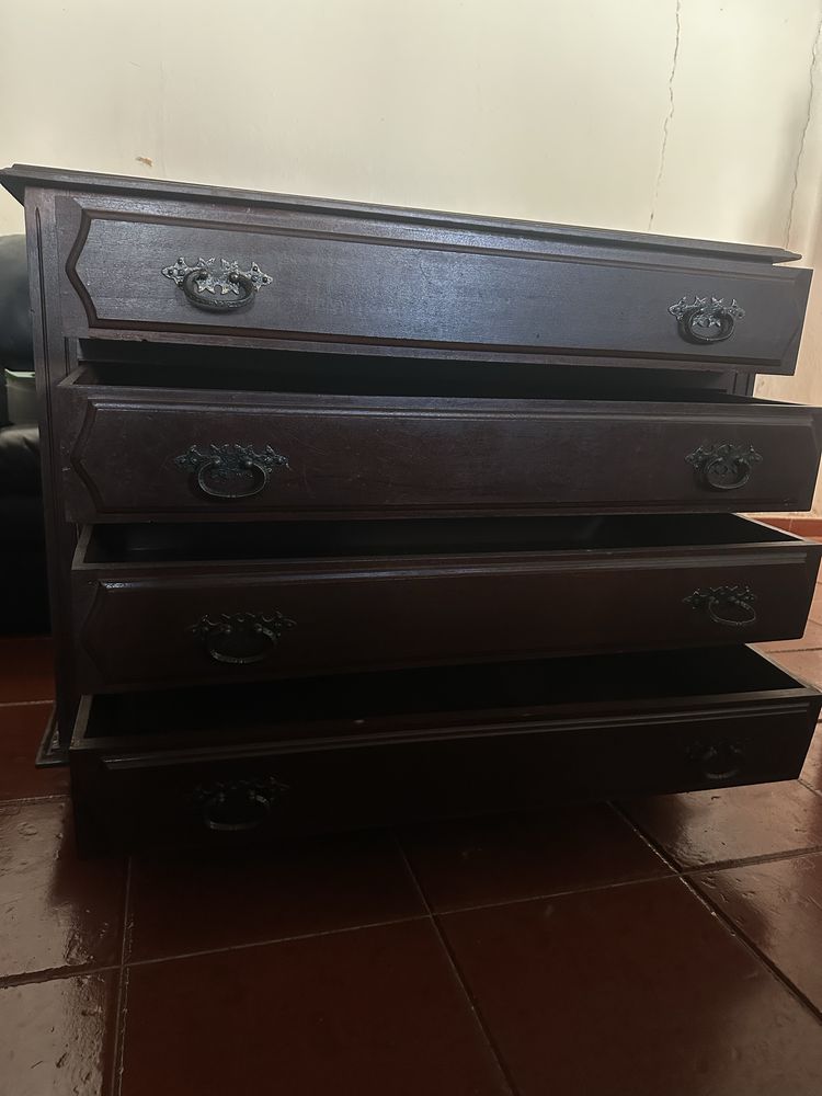 Comoda com 4 gavetas