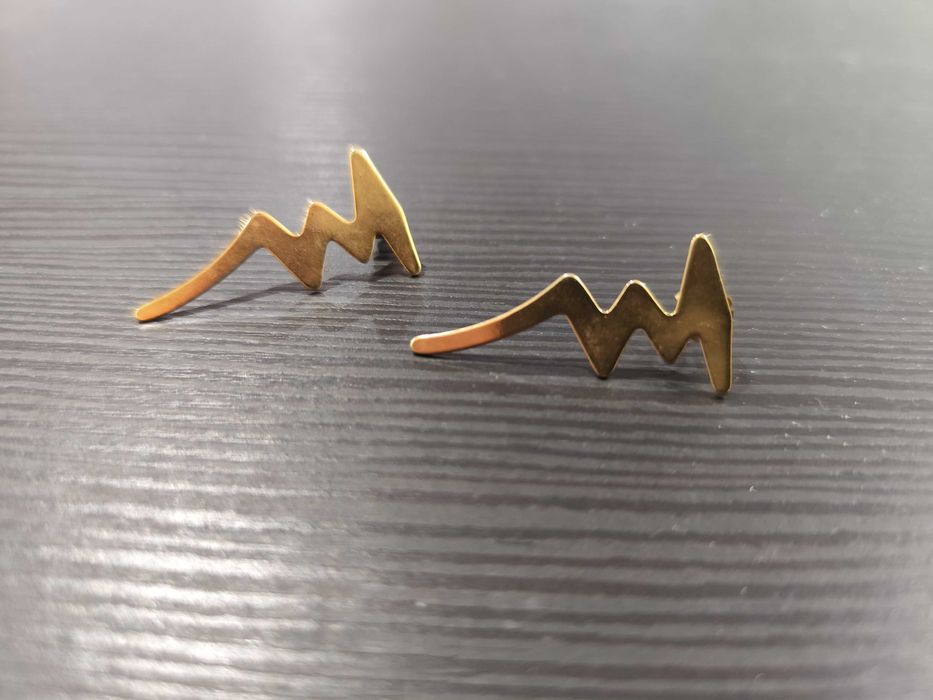 Brincos dourados em formato de raio