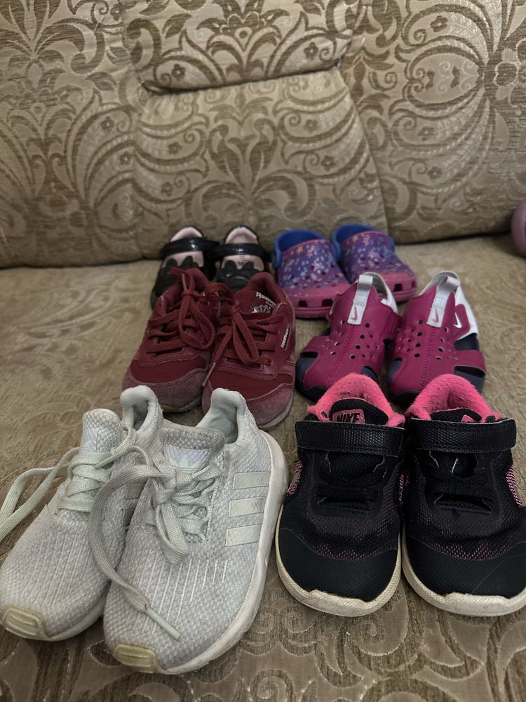 Взуття на дівчинку. Кросівки, босоніжки. Crocs, Nike, Adodas.