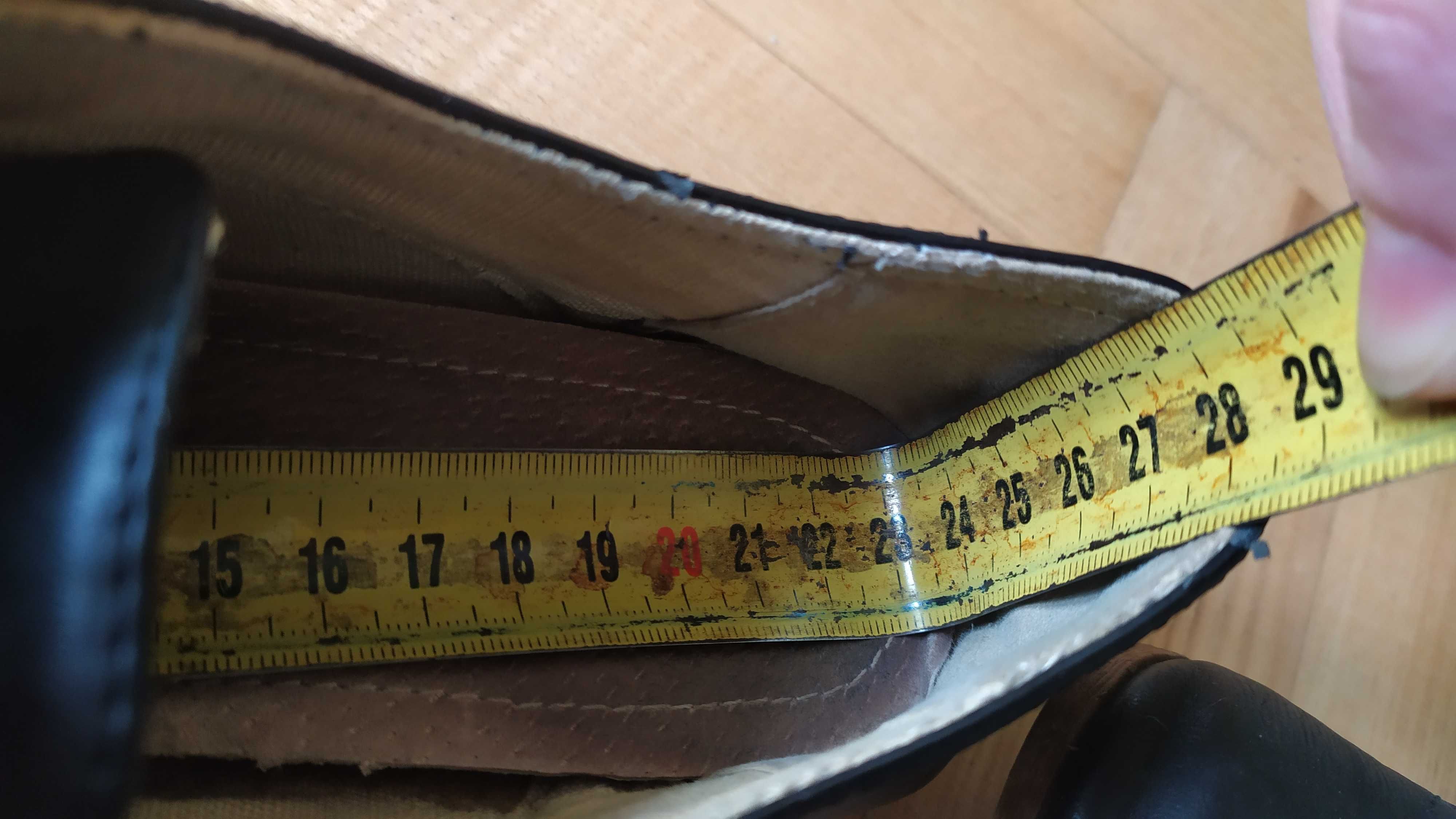 Buty czarne ze złotymi dodatkami
