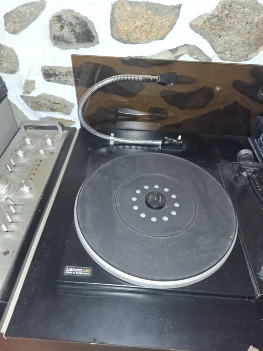 Aparelhagem antiga em bom estado. Tem alguns endereços