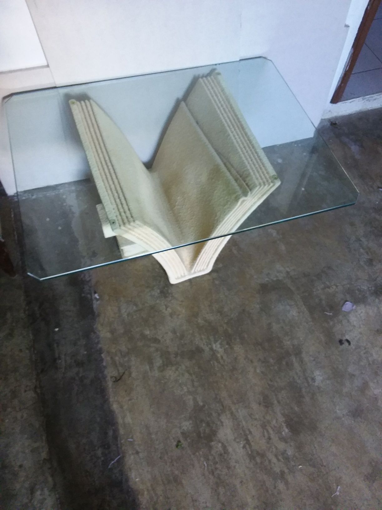 Mesa e espelho em bom estado geral