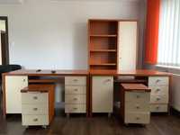 Komplet mebli biurowych, 2 biurka, szafa i 2 szafki na kółkach