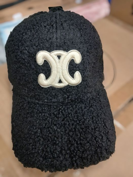 Czarna czapka z daszkiem baranek celine z wełną w składze