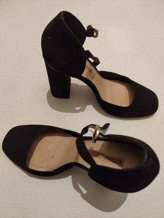 Sapatos de salto alto - pretos