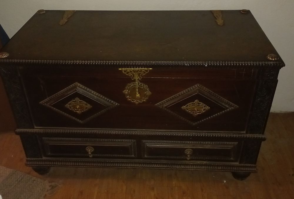 Baú de madeira cor escura