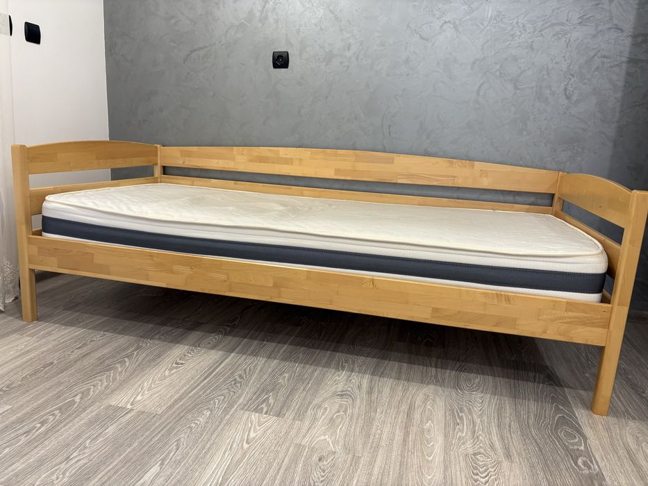 Ліжко з натурального дерева