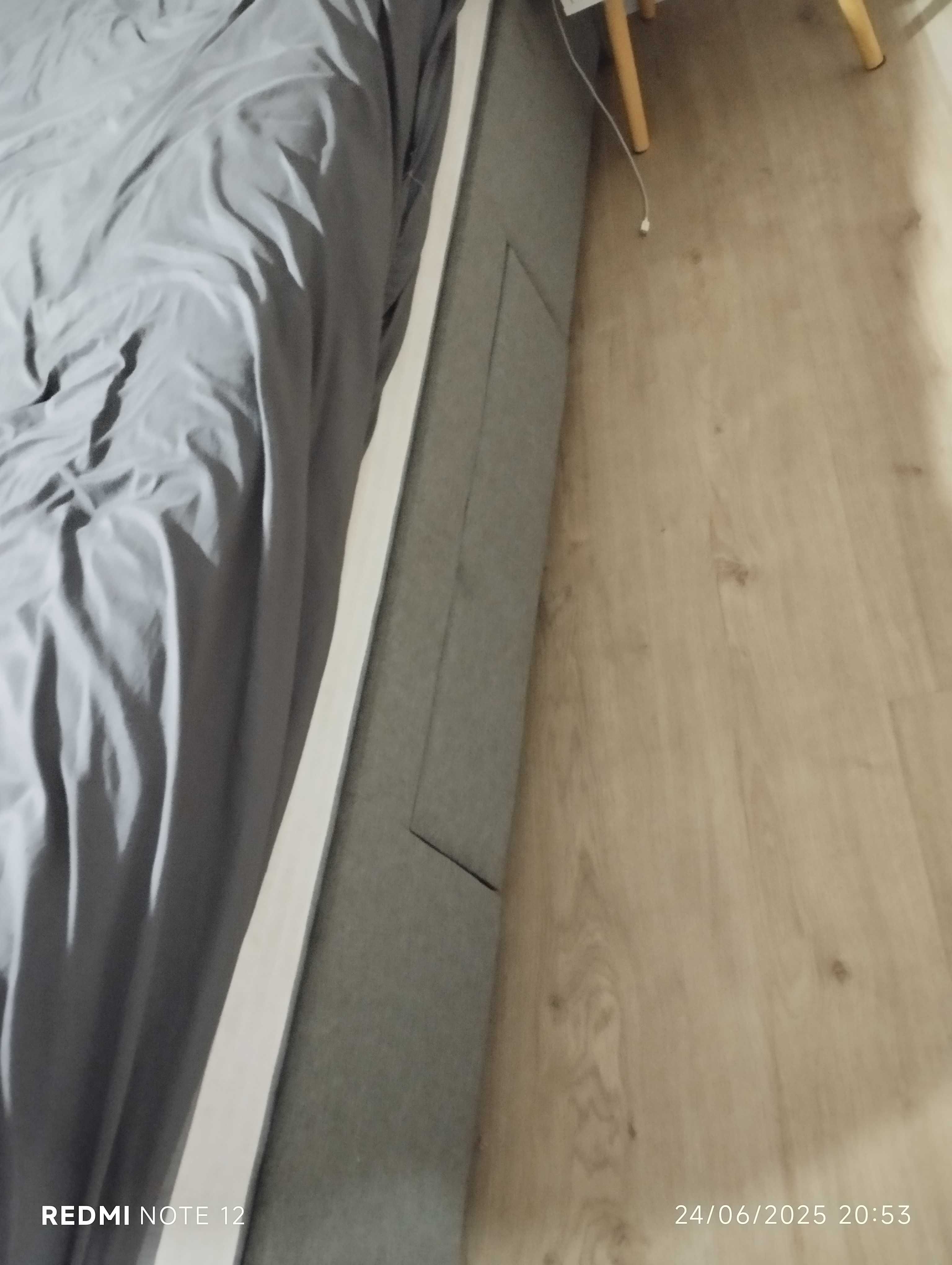 Cama e mesinhas de cabeceira