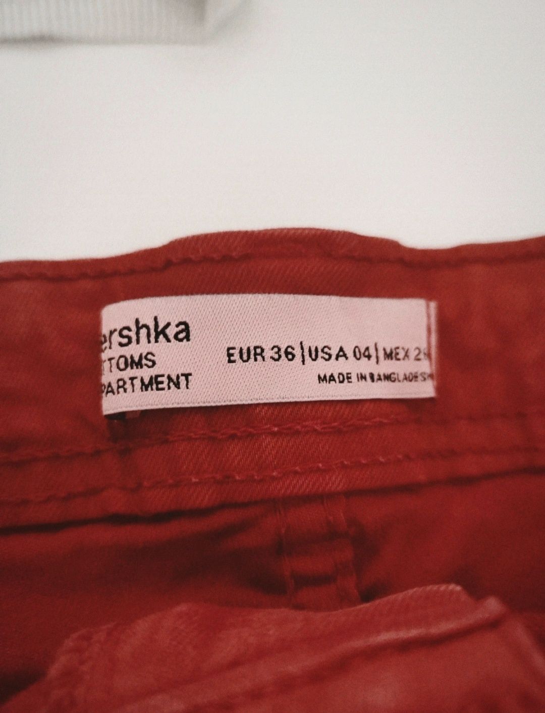 czerwone spodenki dżinsowe z wysokim stanem Bershka