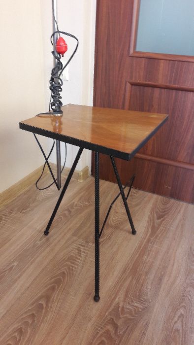 Stolik na gazetę z lampką