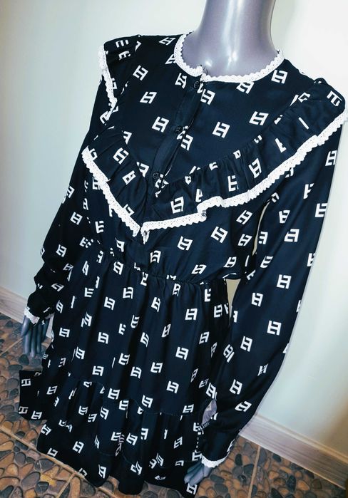 Czarna tiulowa sukienka żabot falbanki