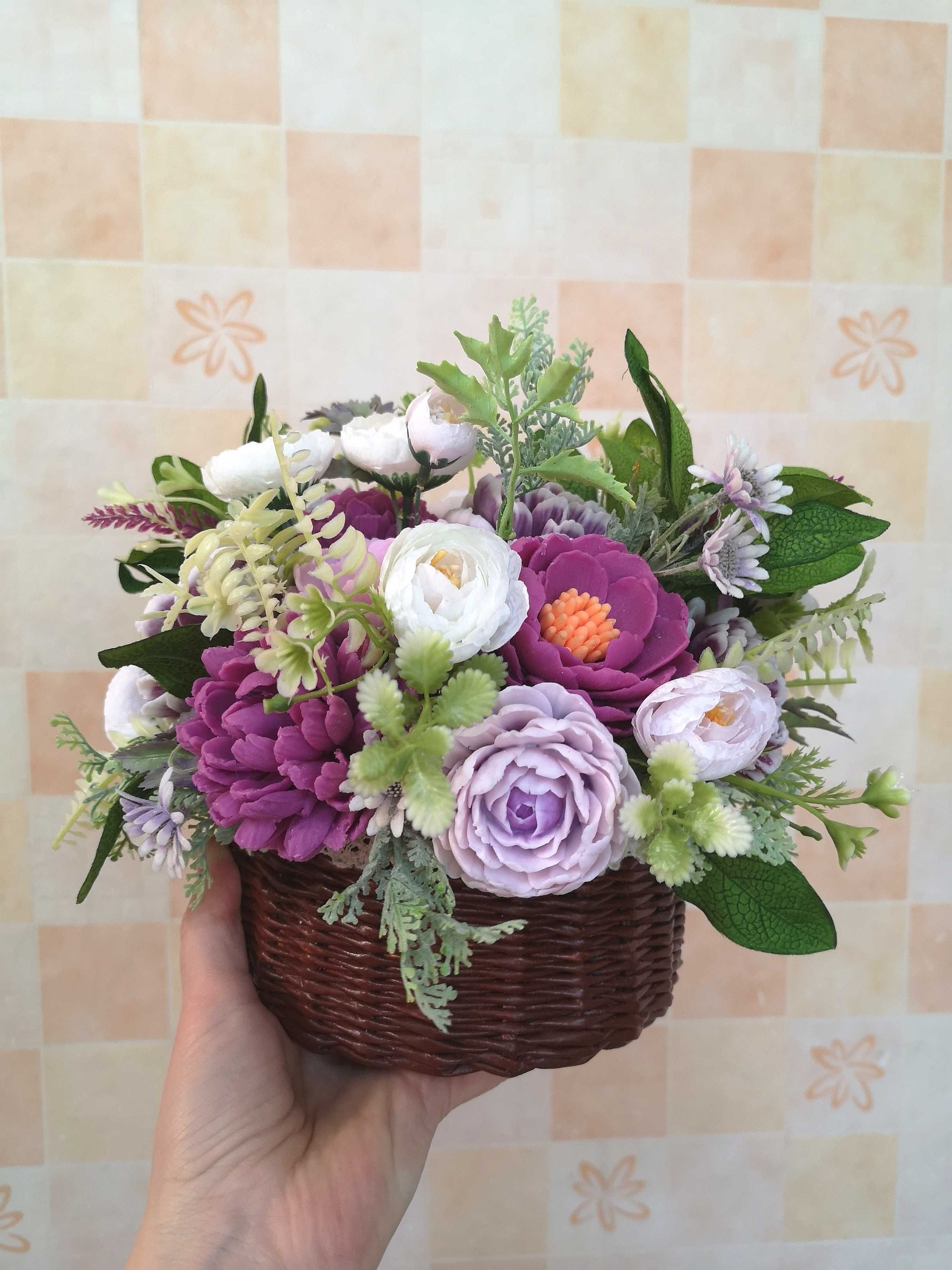 Bukiet kwiatów mydlanych pachnących w koszyczku dekoracja