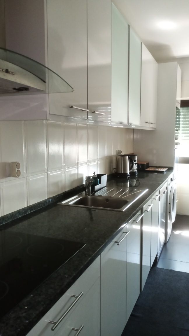Quarto professora estudante universitária junto Parque Nações Lisboa