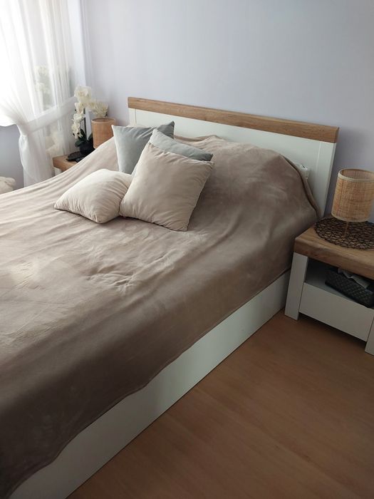 Meble Holten BRW łóżko, stelaż, 2 stoliki nocne, regał