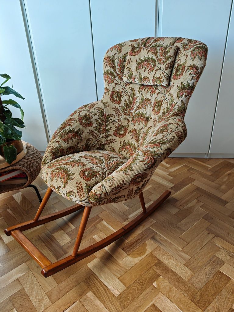 Fotel bujany uszak vintage z Norwegii drewniany stelaż