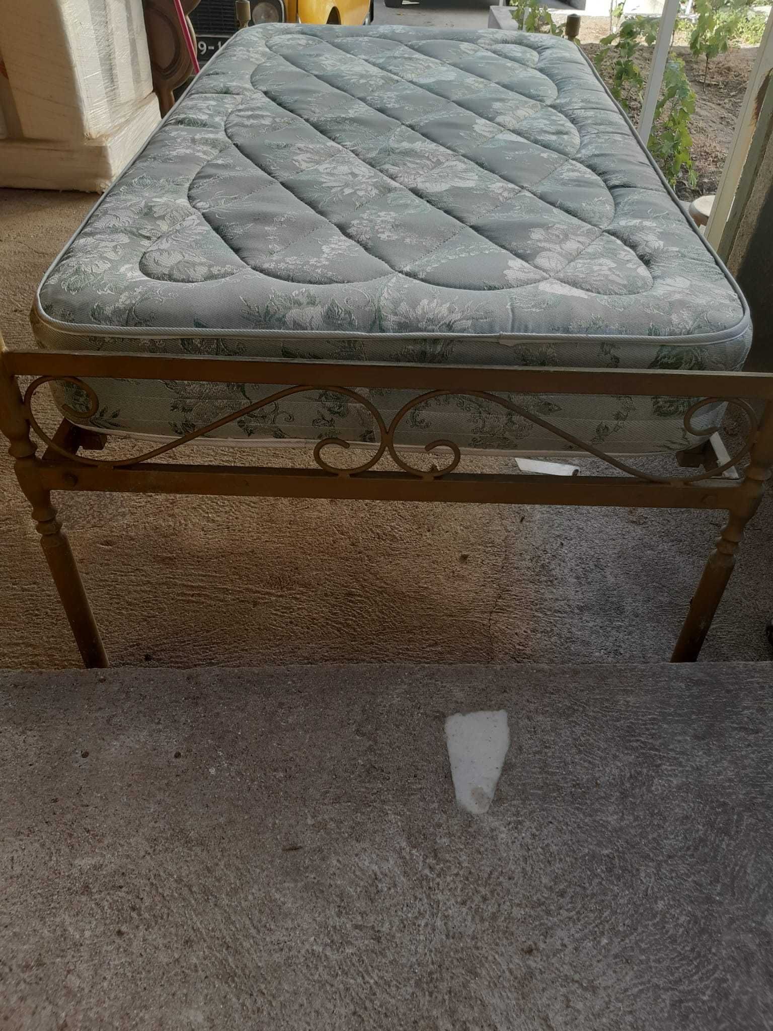 Cama de solteiro em ferro