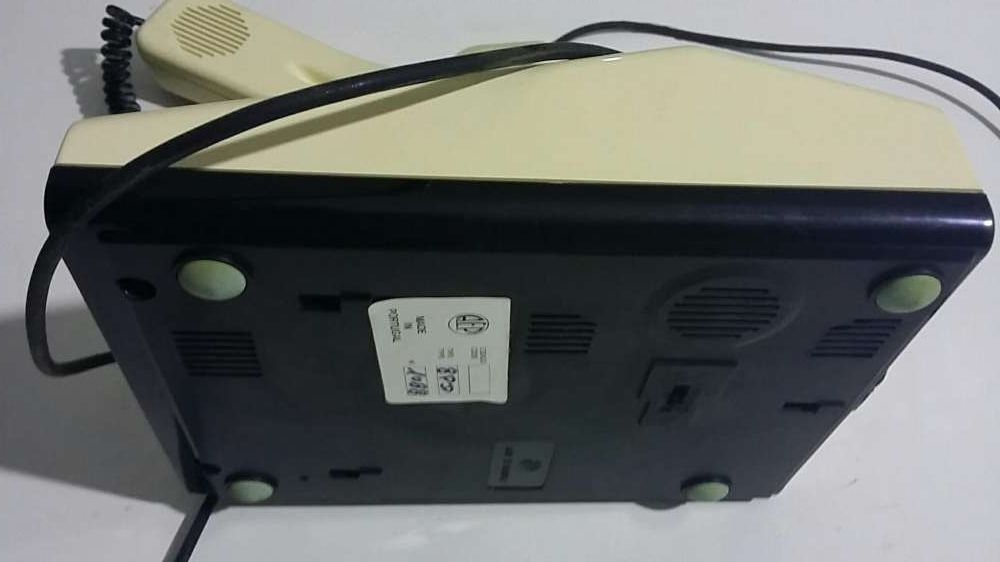 Telefone fixo em bom estado.