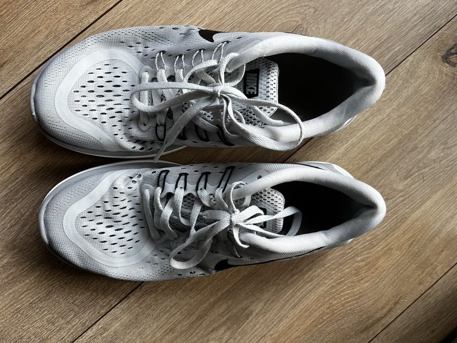 Szare buty sportowe nike