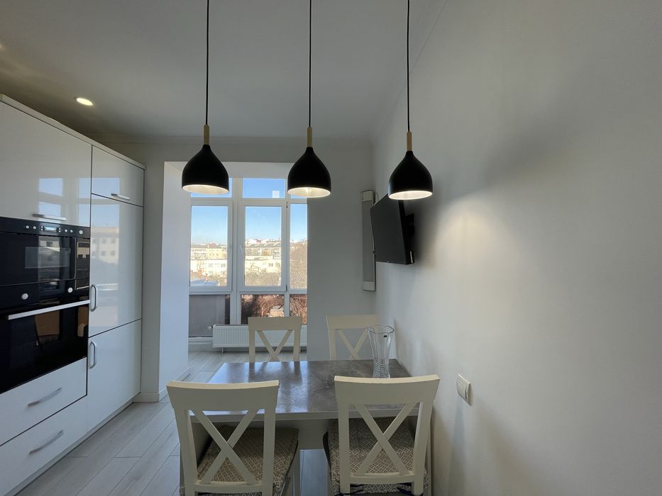 ЦЕНТР!Продаж простороі та світлої 2 кім квартири!