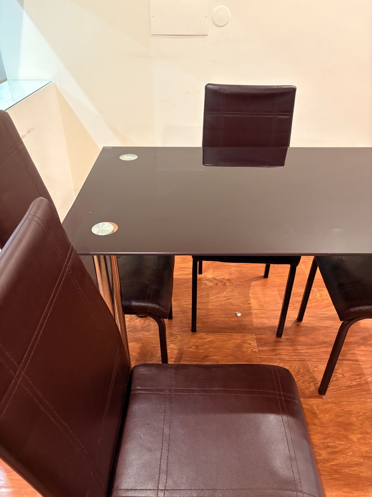 Mesa de Jantar em Vidro Fumado com 4 Cadeiras