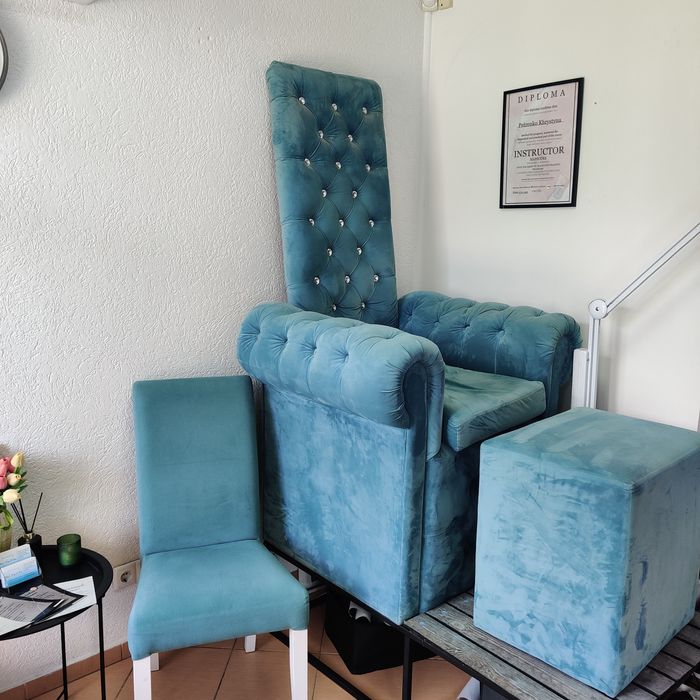 Педикюрне крісло та м'які стільці педикюрний трон