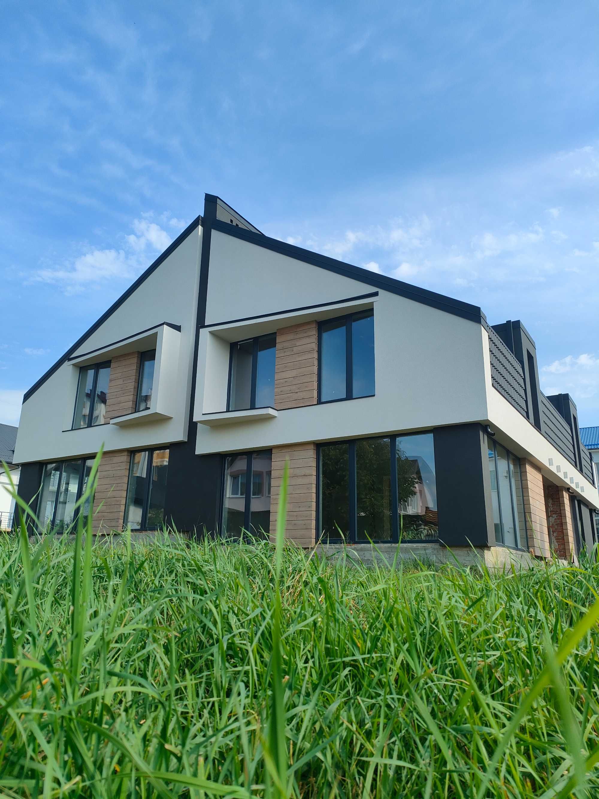 Стильний Duplex з терасою та навісом - 180м2, част.ремонт, комунікації