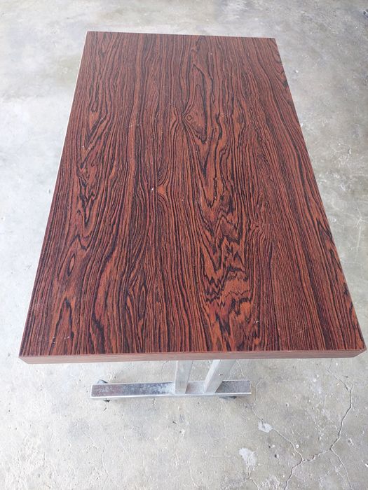 Mesa pequena de duas rodas