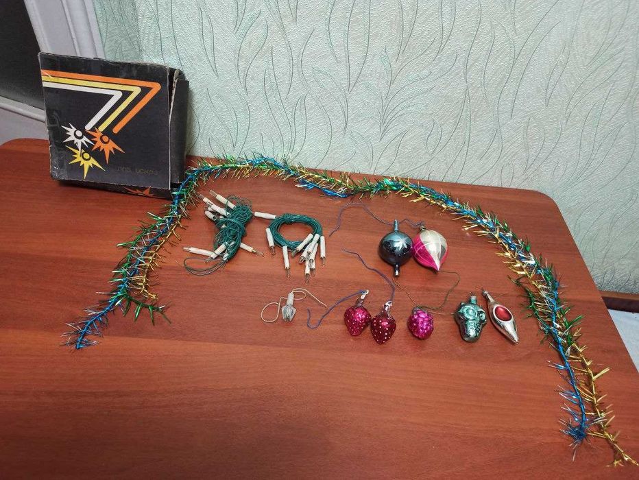 Игрушки и гирлянды електрические елочные производства СССР