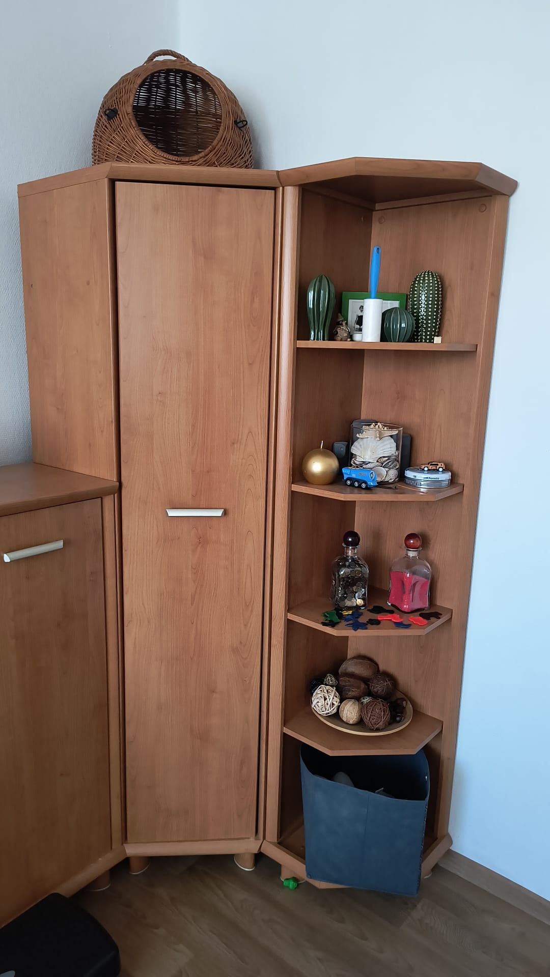 Meble regał, szafa, stół, krzesła