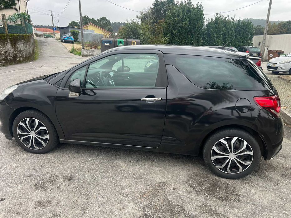 Carro DS3 de 2011 em bom estado