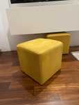 Banco de apoio amarelo