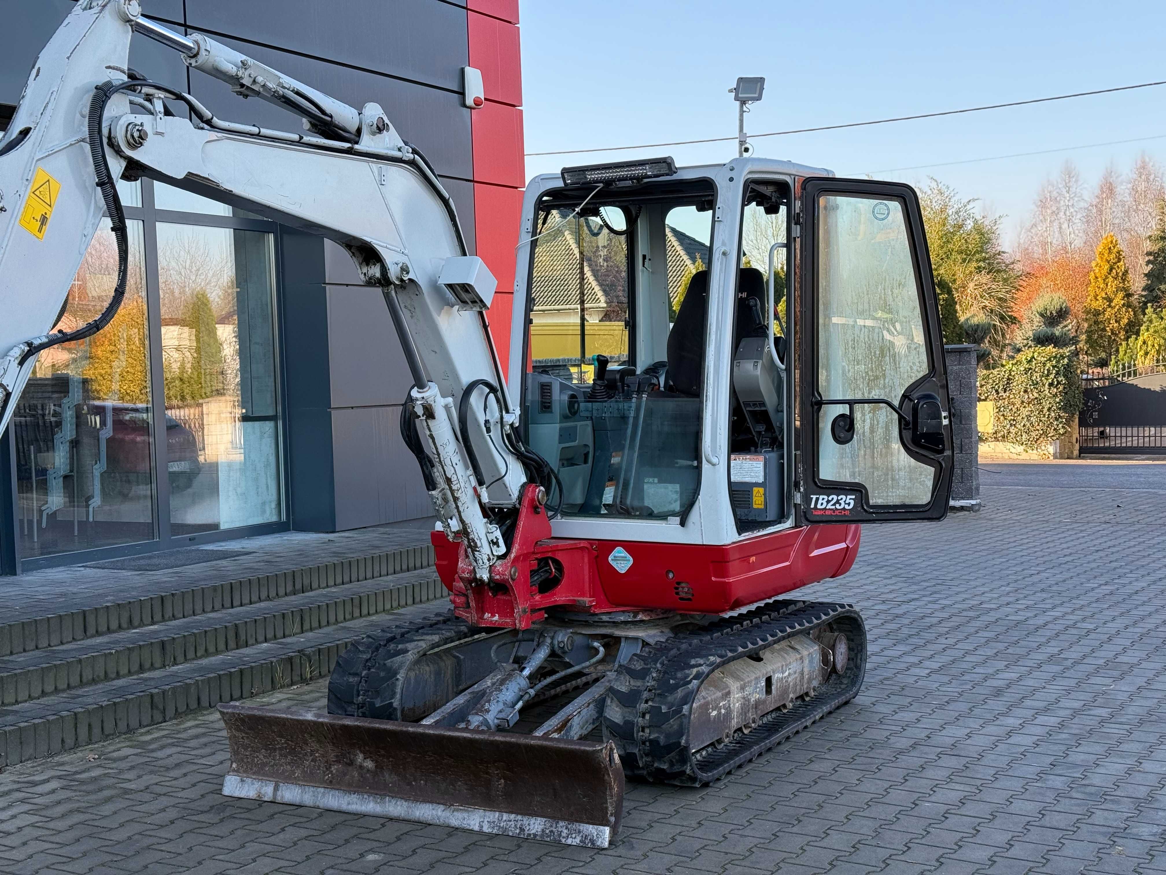Wynajem koparki Takeuchi TB235 z operatorem lub bez!