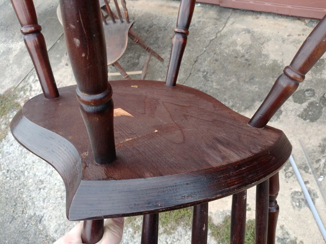 Stylowe krzesła do renowacji bardzo ładne
