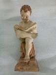 Estatueta do menino a ler um livro