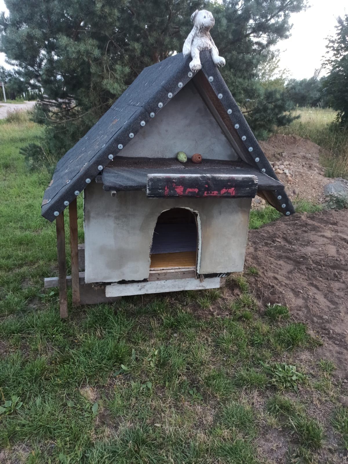 Buda dla psa ocieplona