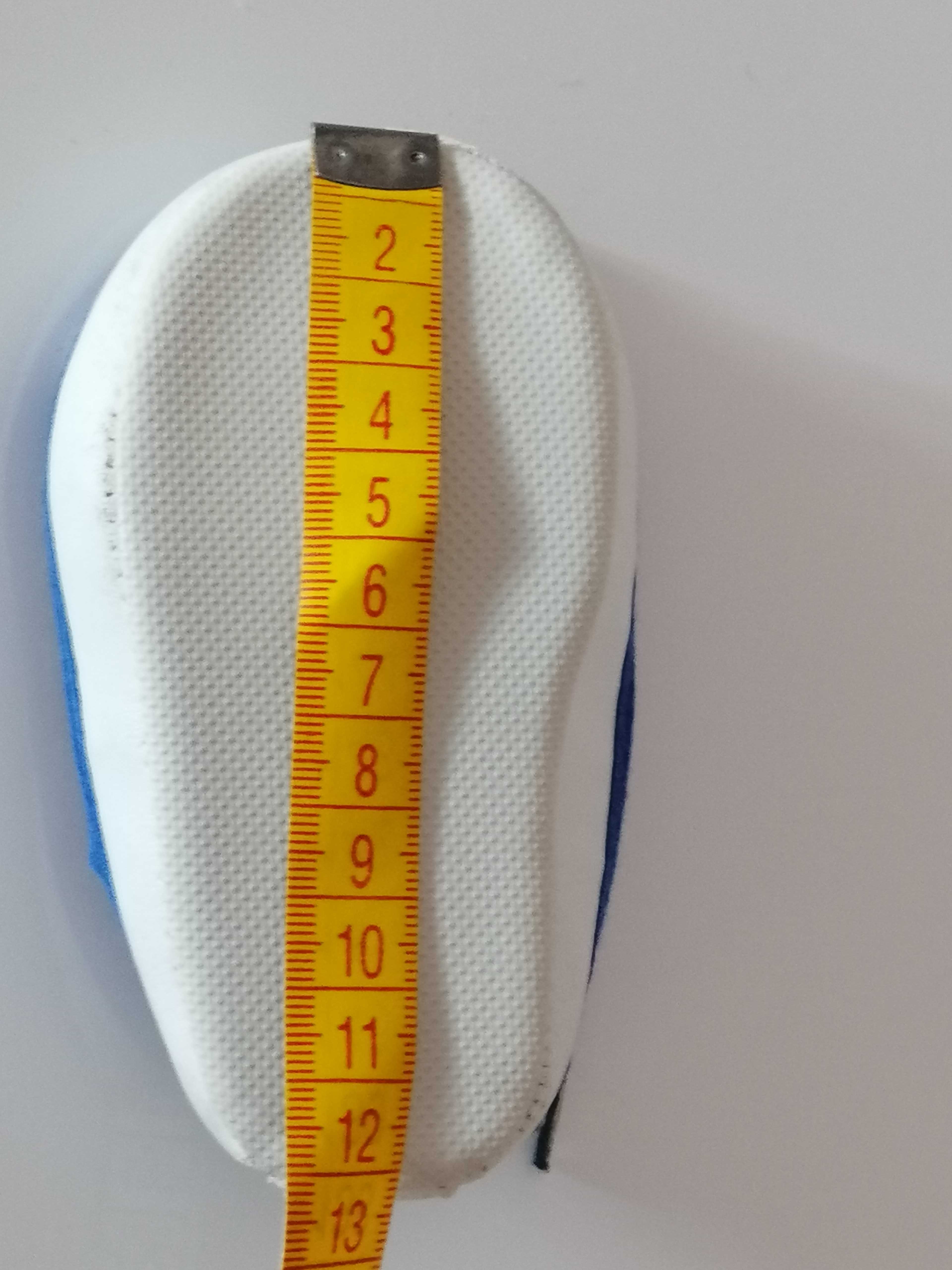 Buciki w kratkę, wiązane, dł. 12 cm.