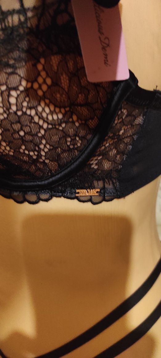 Śliczny koronkowy biustonosz firmy Hunkemöller rozmiar 70A