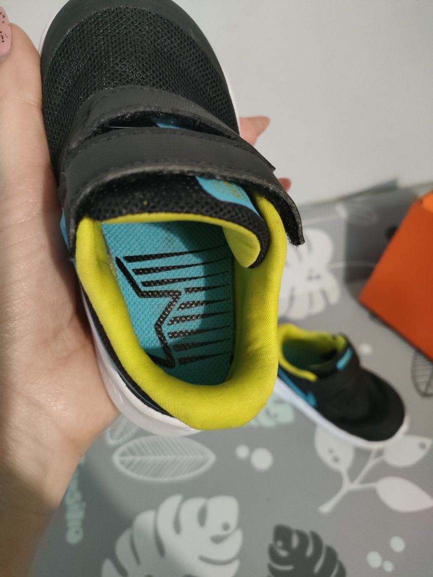 Adidasy Nike, r. 22