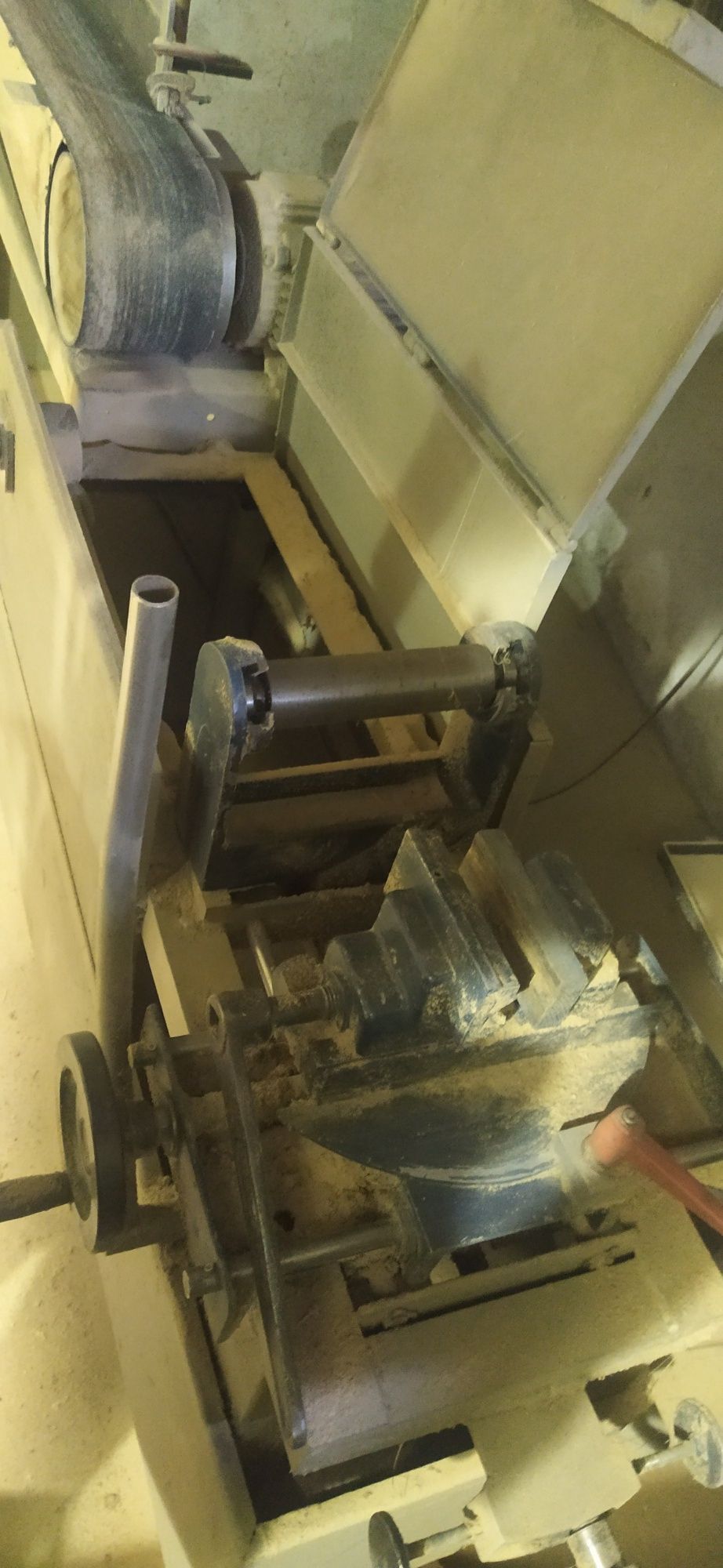 Máquina de lixar planos também  para fazer meia cana em tubos redondos